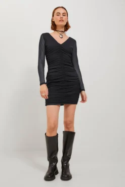 Vestido curto de malha forrado de mulher