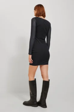 Vestido curto de malha forrado de mulher
