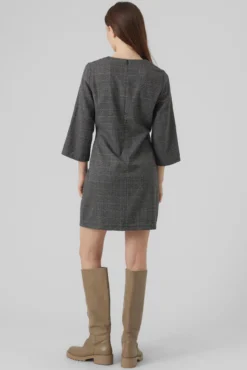 Vestido curto de manga 3/4