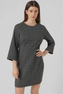 Vestido curto de manga 3/4
