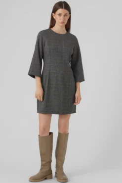 Vestido curto de manga 3/4