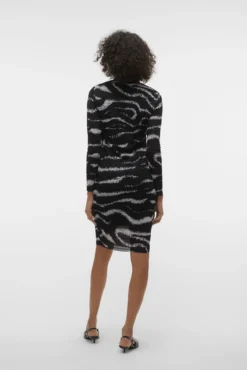 Vestido curto de manga comprida