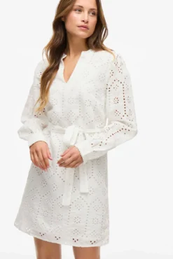 Vestido curto de renda inglesa