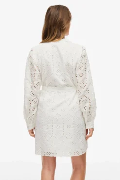 Vestido curto de renda inglesa