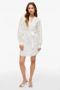 Vestido curto de renda inglesa