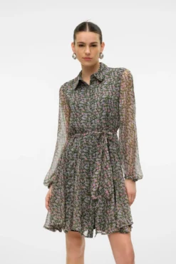 Vestido curto de tecido arejado