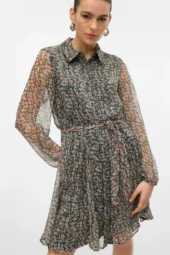 Vestido curto de tecido arejado