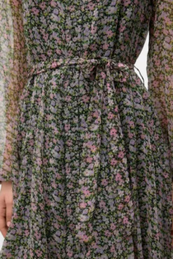 Vestido curto de tecido arejado