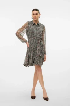 Vestido curto de tecido arejado