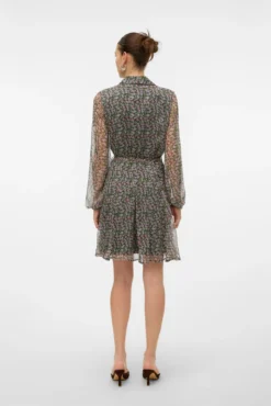 Vestido curto de tecido arejado