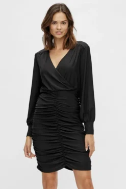 Vestido curto entalhado franzido