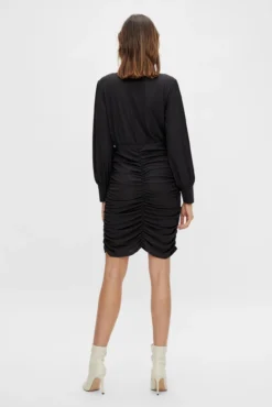 Vestido curto entalhado franzido
