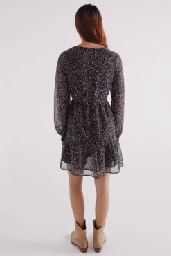 Vestido curto estampado emborrachado com decote
