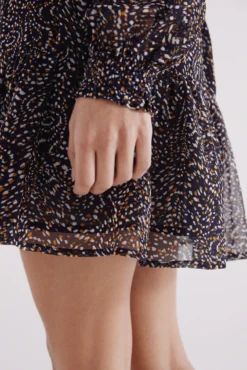 Vestido curto estampado emborrachado com decote
