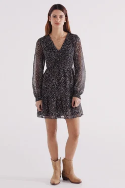 Vestido curto estampado emborrachado com decote