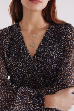 Vestido curto estampado emborrachado com decote