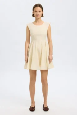 Vestido curto feito com Tencel Lyocell