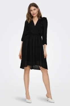 Vestido curto folhos