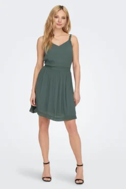 Vestido curto gola em bico