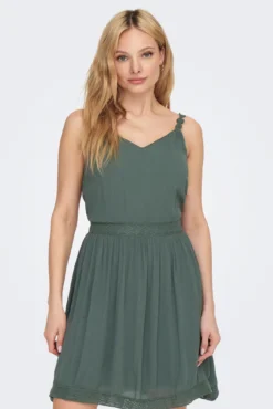 Vestido curto gola em bico