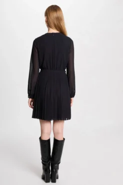Vestido curto reto plissado