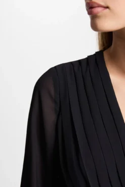 Vestido curto reto plissado