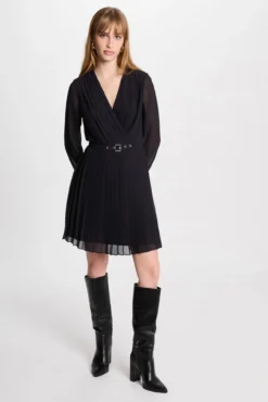 Vestido curto reto plissado