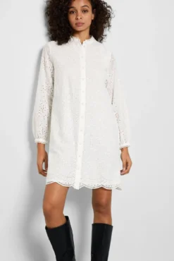 Vestido curto troquelado confecionado 100% com algodão orgânico.