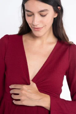 Vestido de amamentação com decote cruzado