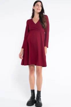 Vestido de amamentação com decote cruzado