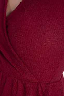 Vestido de amamentação com decote cruzado