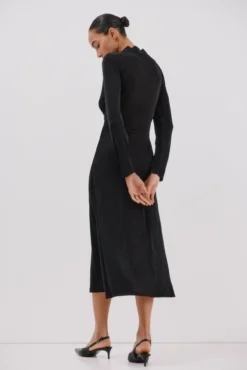 Vestido de cetim brilhante