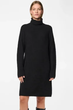 Vestido de malha com gola alta