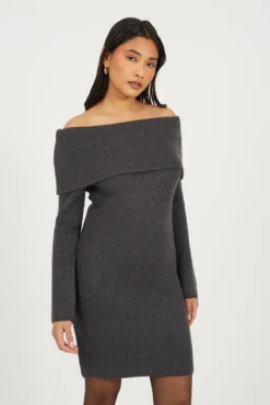 Vestido de malha com gola bardot