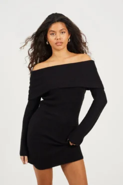 Vestido de malha com gola bardot
