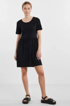 Vestido de manga curta.
