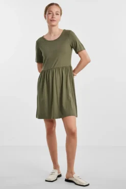 Vestido de manga curta.