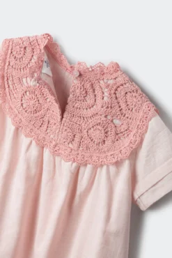 Vestido de menina com gola em crochet
