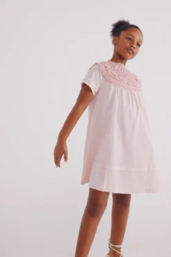 Vestido de menina com gola em crochet