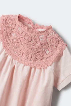 Vestido de menina com gola em crochet