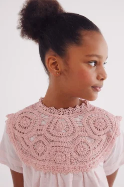Vestido de menina com gola em crochet
