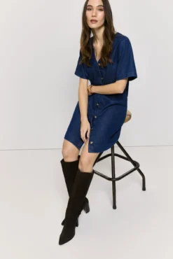 Vestido denim gola em bico