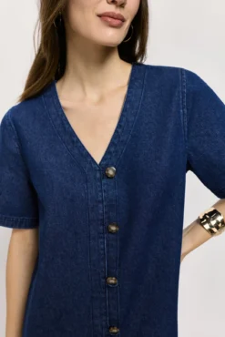 Vestido denim gola em bico