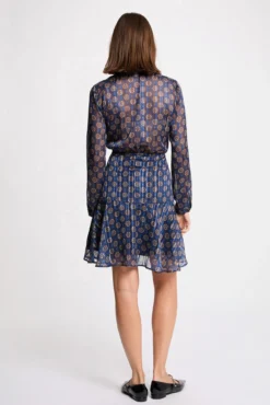 Vestido esvoaçante com gola em V