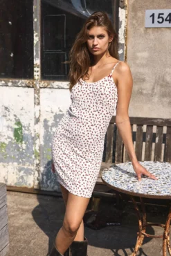 Vestido justo com alças e detalhes de laço