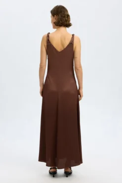 Vestido longo com alças trançadas