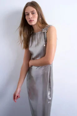 Vestido longo com fivela de metal no ombro