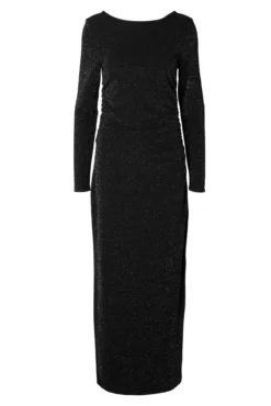 Vestido longo com glitter e decote em barco.