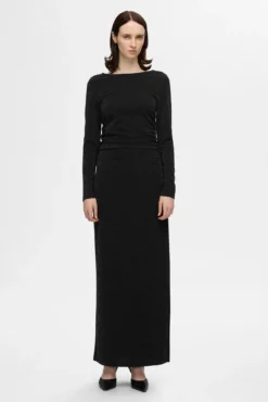 Vestido longo com glitter e decote em barco.
