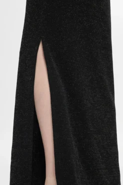 Vestido longo com glitter e decote em barco.